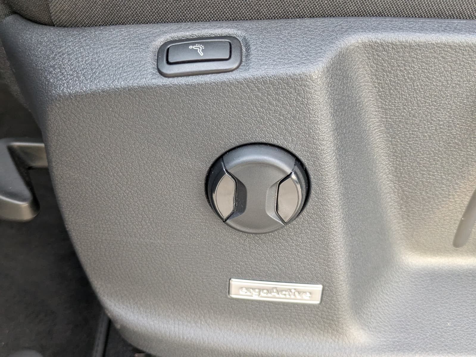 Fahrzeugabbildung Volkswagen Touran 2.0 DSG R-Line High BLACK Pano 7Si IQ AHK