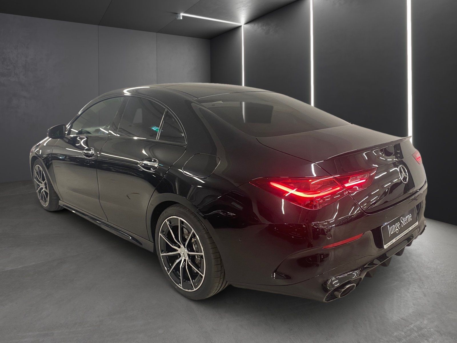 Fahrzeugabbildung Mercedes-Benz CLA 35 4M AMG Premium*Pano*Distro*Totwink*MBeam*