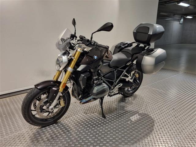 BMW R 1200 R mit Koffern und Topcase - AKTIO