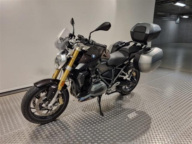 BMW R 1200 R mit Koffern und Topcase