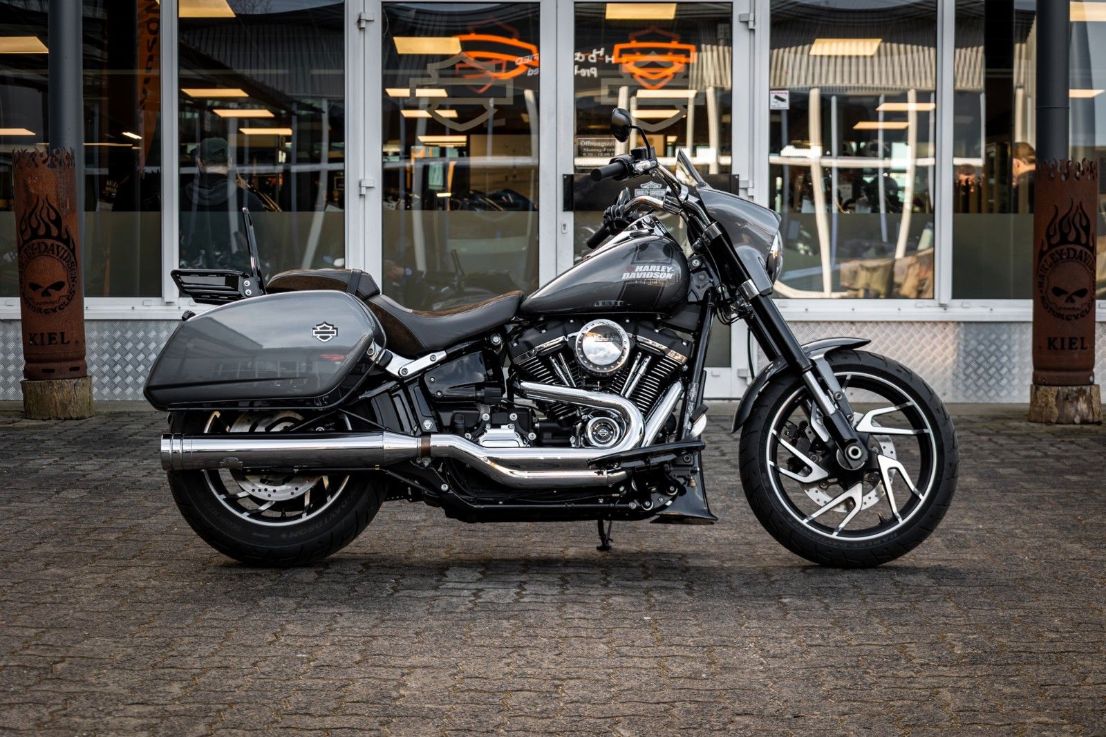 Fahrzeugabbildung Harley-Davidson FLSB SPORT GLIDE 107 - Dr. Jekill & Mr. Hyde -
