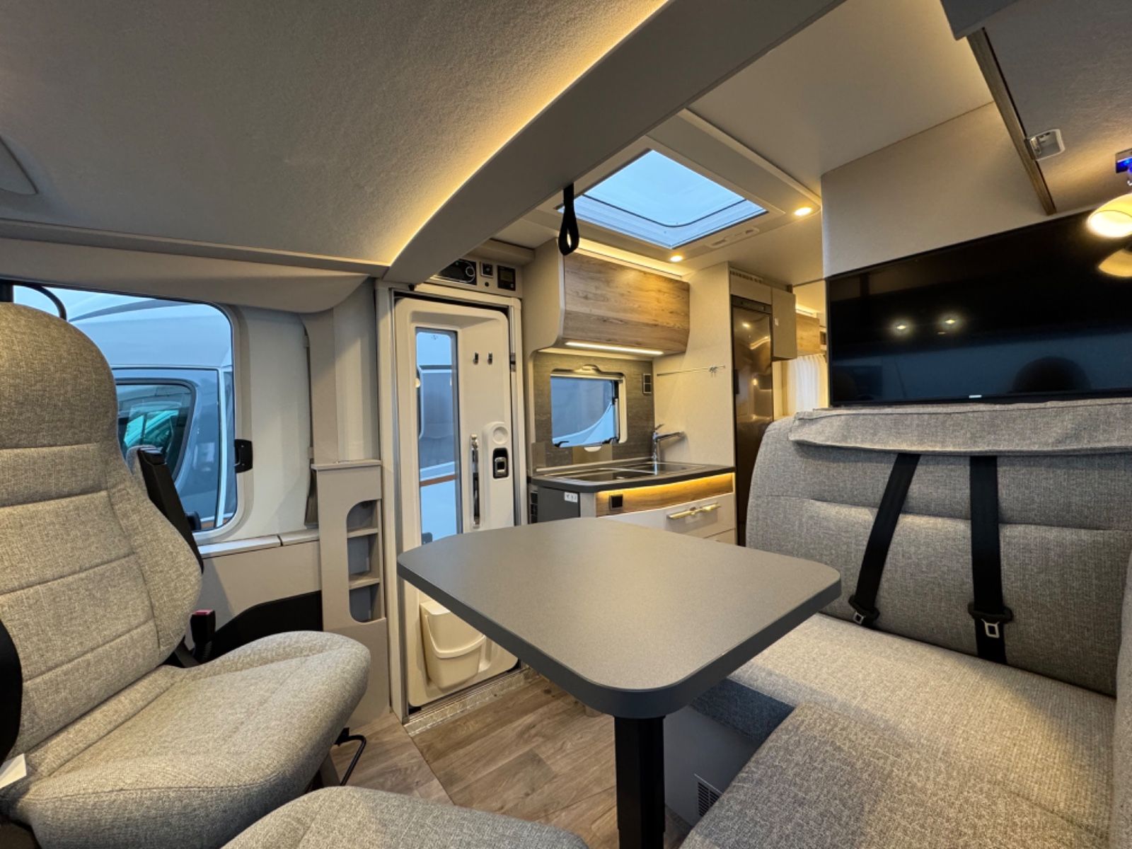 Fahrzeugabbildung HYMER / ERIBA / HYMERCAR Exsis I 580 -Pure - 16.216€ Sparen!