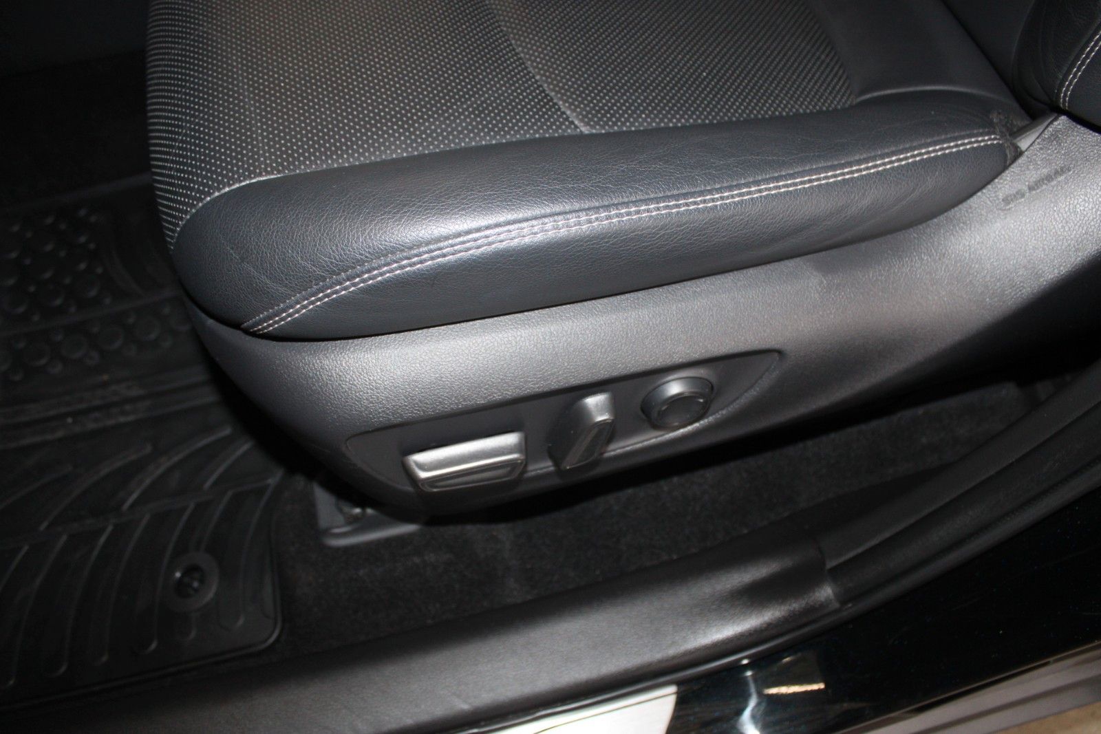 Fahrzeugabbildung Toyota RAV 4 4x2 Hybrid Lounge Aut. PANO LED LEDER ACC