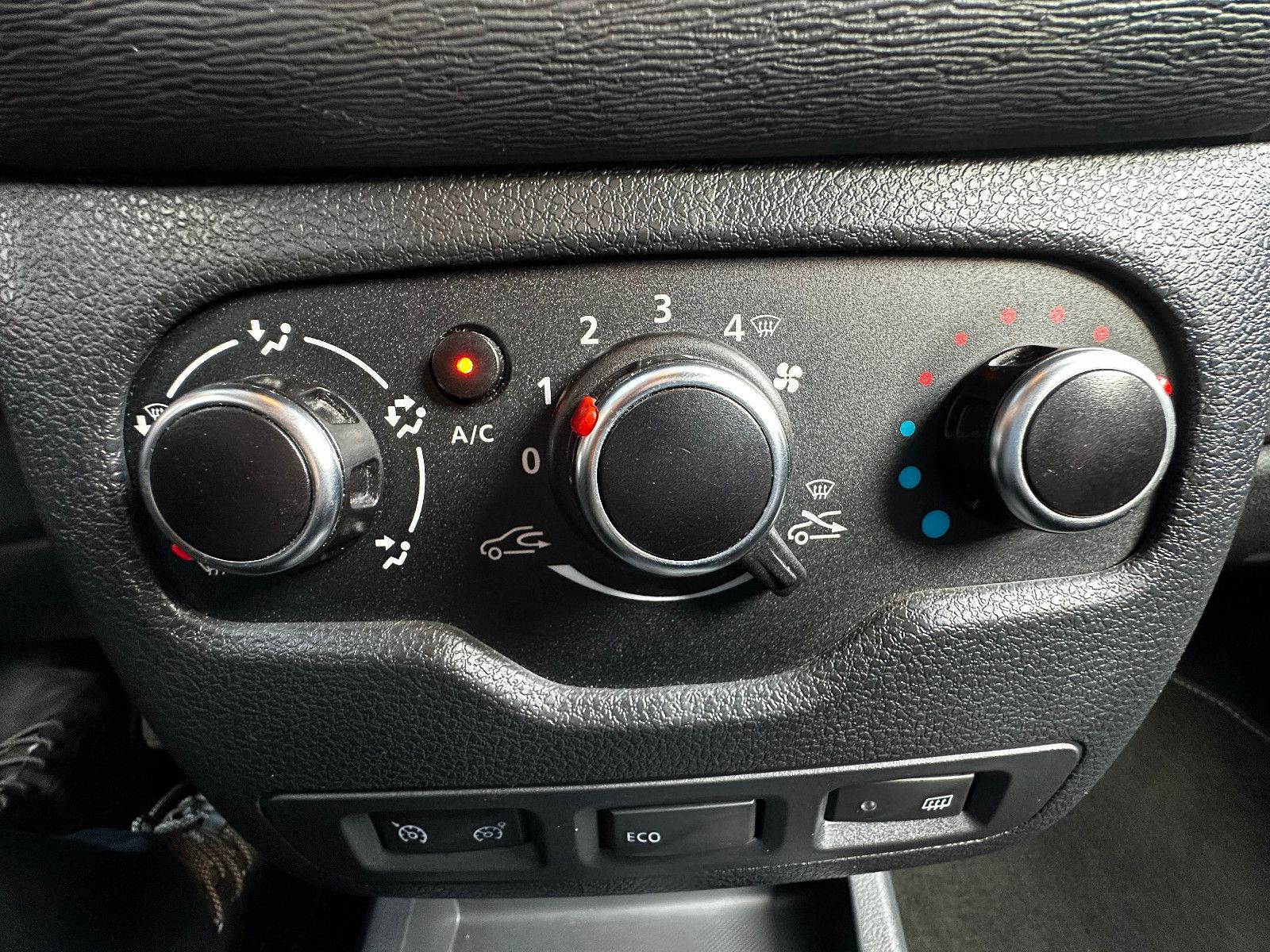 Fahrzeugabbildung Dacia Dokker Stepway Celebration AHK fest