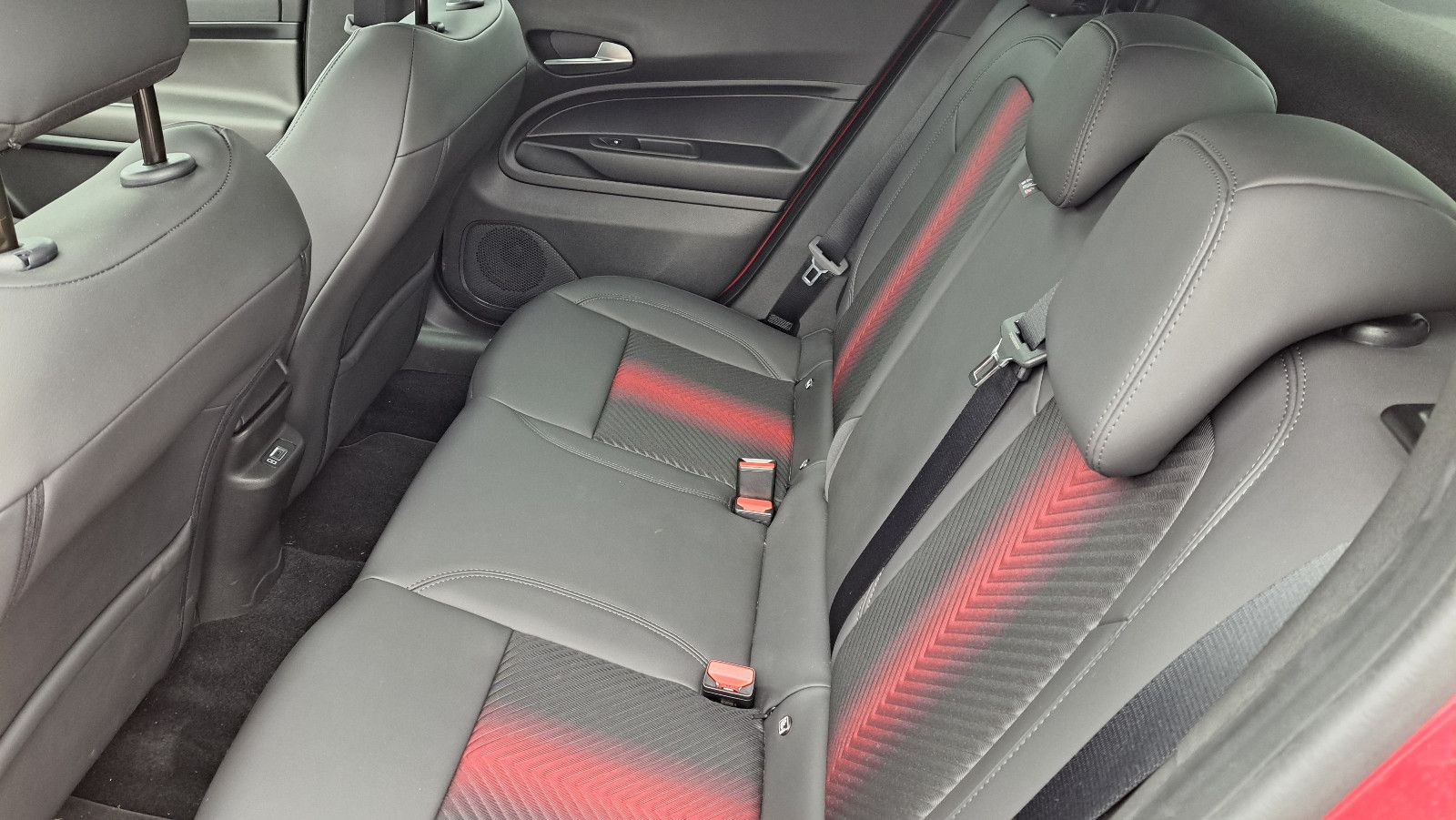 Fahrzeugabbildung Alfa Romeo Junior Ibrida 1.2 VGT 48V-Hybrid 107 kW Speciale