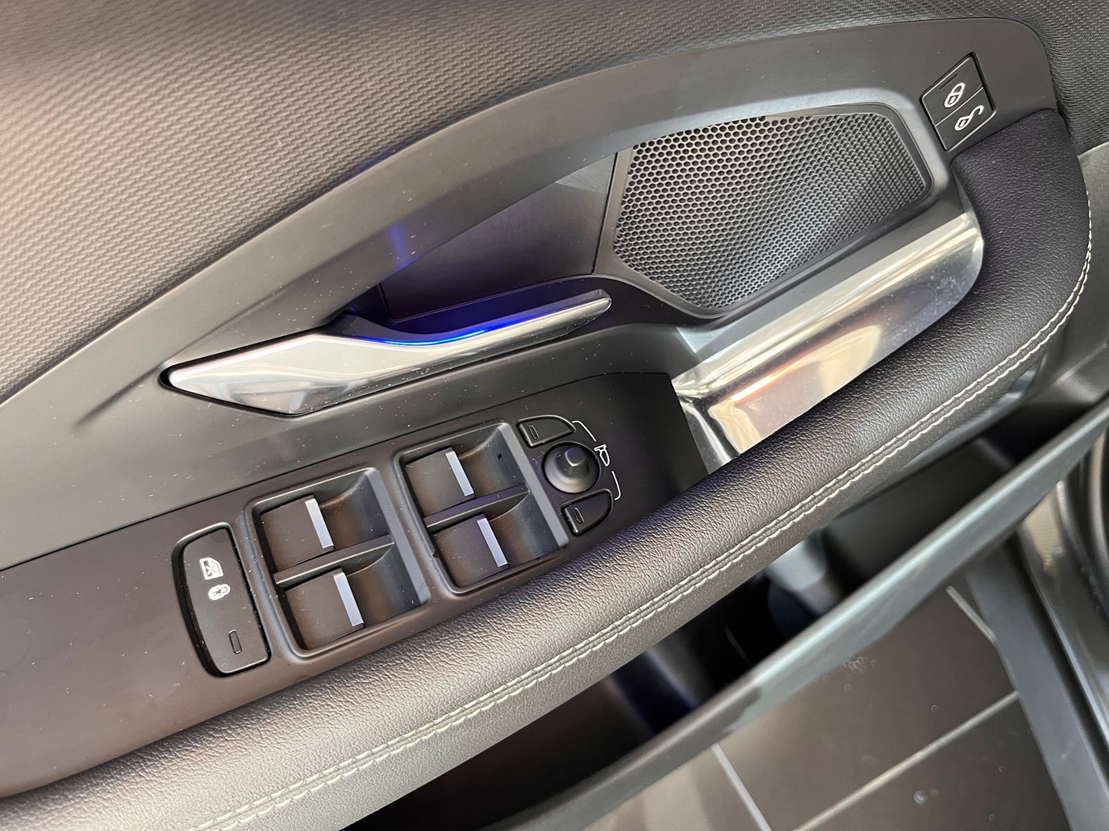 Fahrzeugabbildung Jaguar E-PACE P200 R-Dynamic AWD AHK BLACK PACK ACC