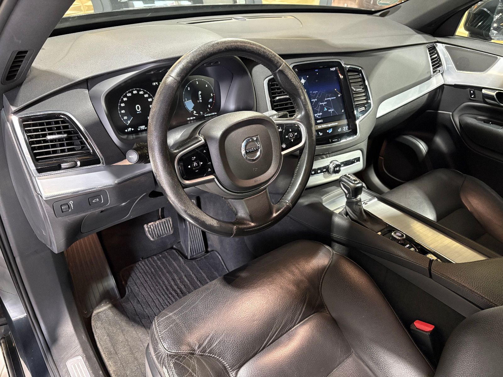 Fahrzeugabbildung Volvo XC90 Momentum AWD/NAVI/KAMERA/APPLE/KLIMA/SHZ