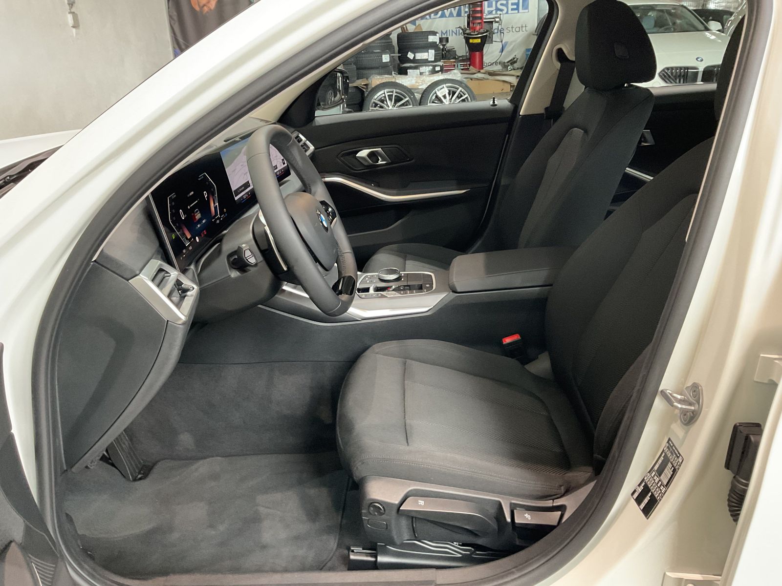 Fahrzeugeinzelansicht 10 Fahrzeugabbildung BMW 318i |Komfortzugang |Sitzheizung |Parking Assist