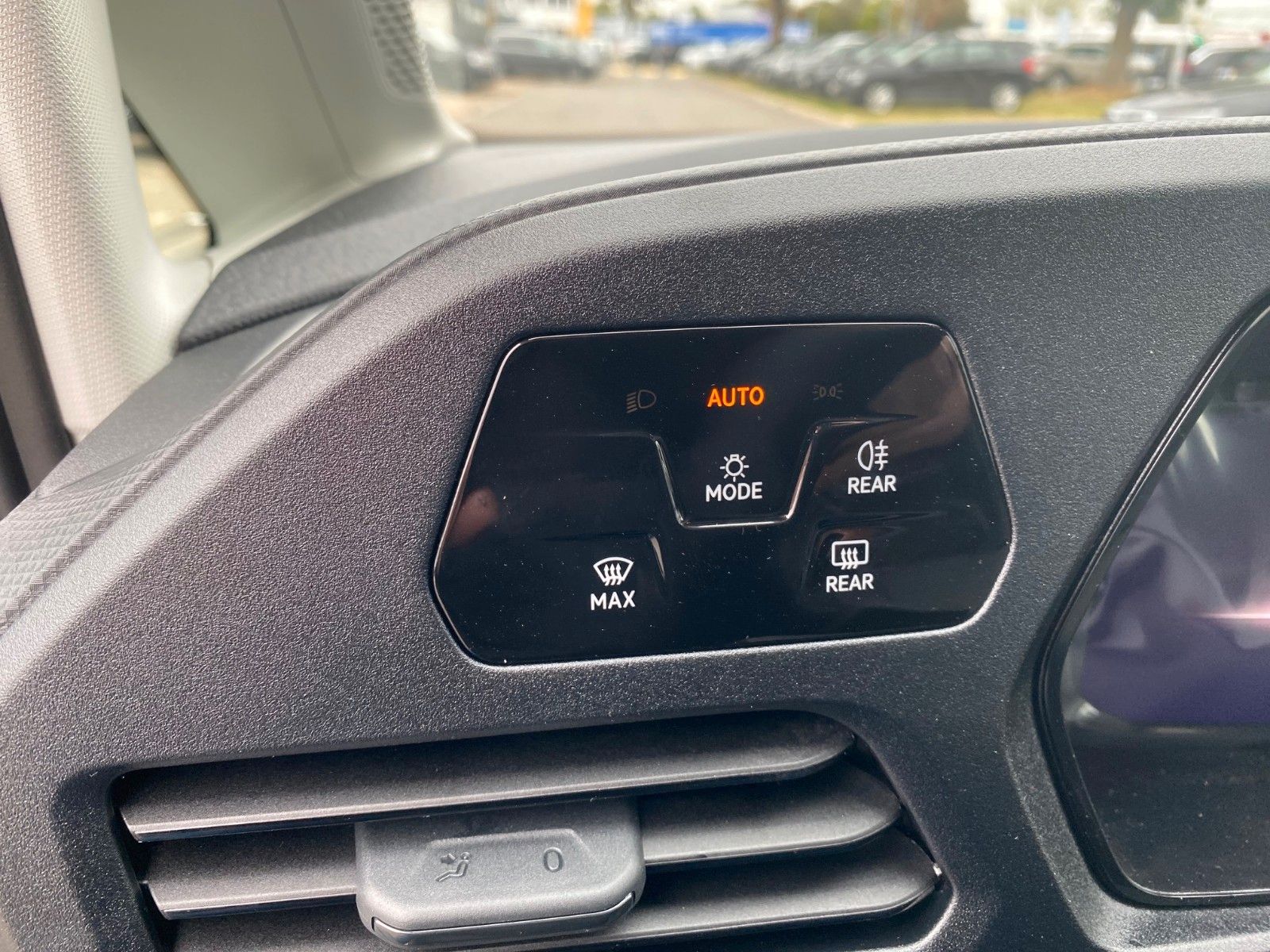 Fahrzeugabbildung Volkswagen Caddy 2.0 TDI DSG Kombi+App+KAMERA+PDC+TEMPOMAT+