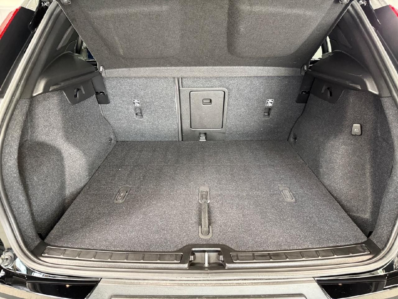 Fahrzeugabbildung Volvo XC40 Plus Dark 2WD