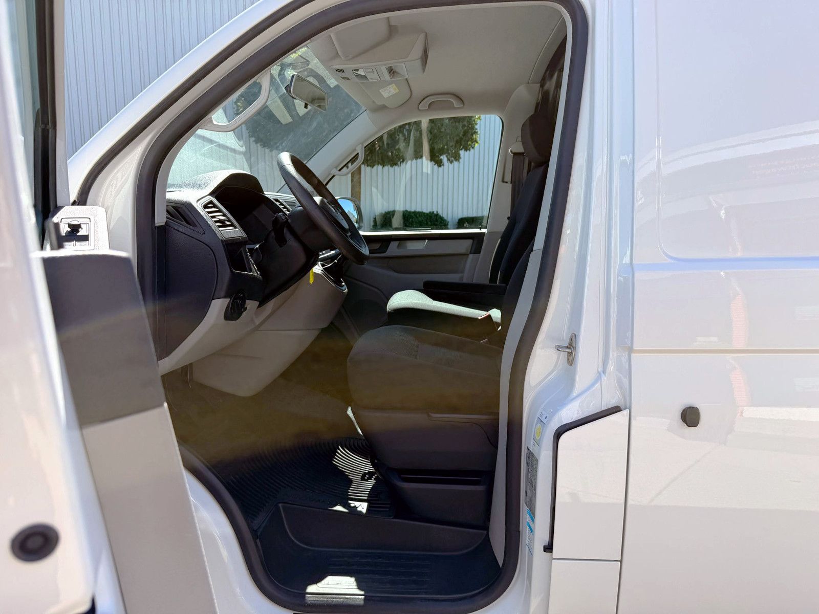 Fahrzeugabbildung Volkswagen T6 Transporter Kasten lang 4Motion KAM NAV SHZ