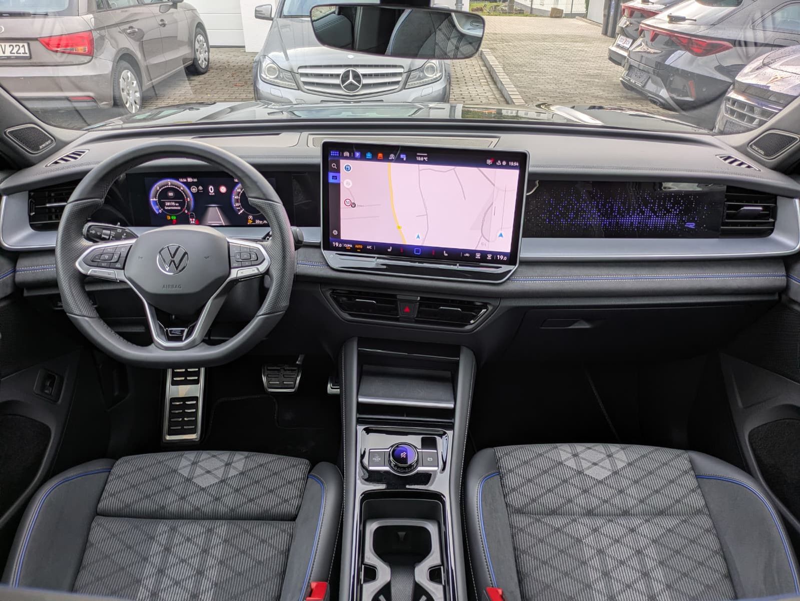 Fahrzeugabbildung Volkswagen Tayron 2.0 TDI 4M R-Line 7Si*MATRIX*AHK*PANO*HUD