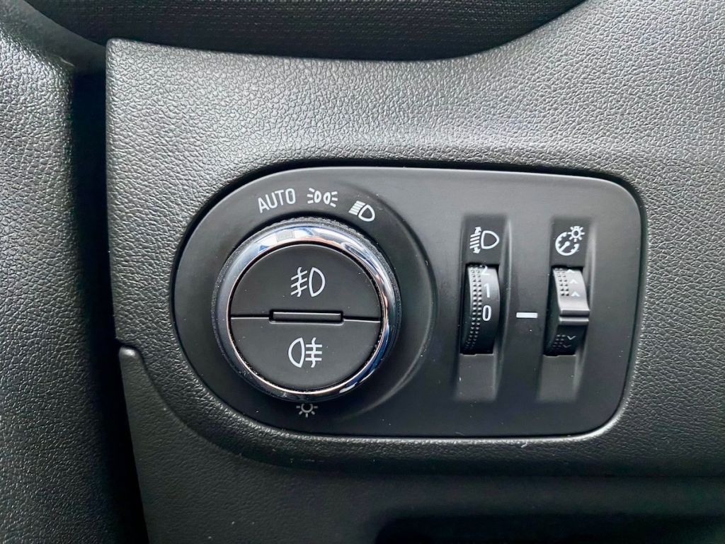 Fahrzeugabbildung Opel Crossland X 1.2 Selection AAC ISOFIX PDC SHZ GRA