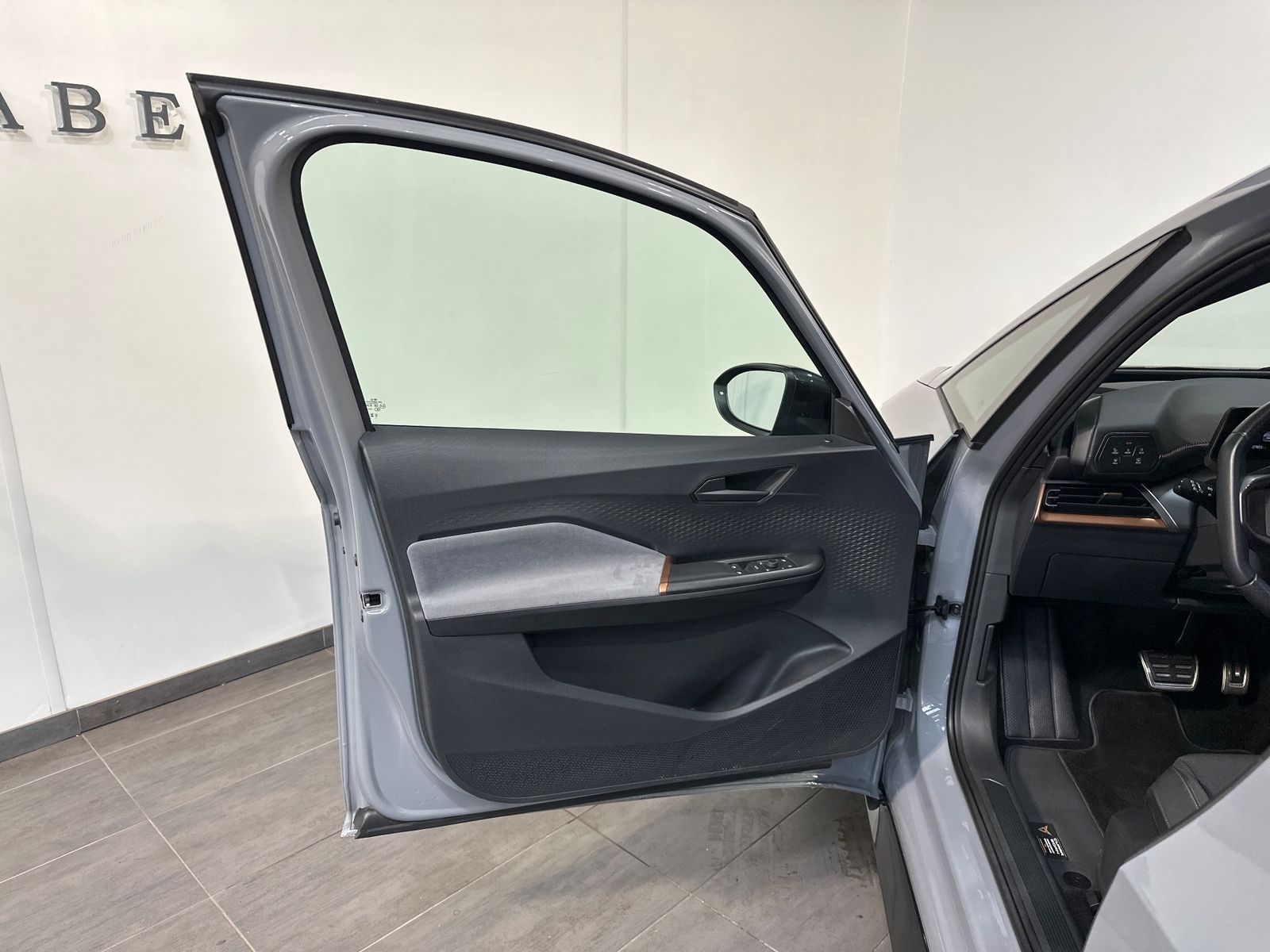 Fahrzeugabbildung CUPRA Born 150KW NAV+LED+KEYLESS+PDC+DAB+18ZOLL+58kWh