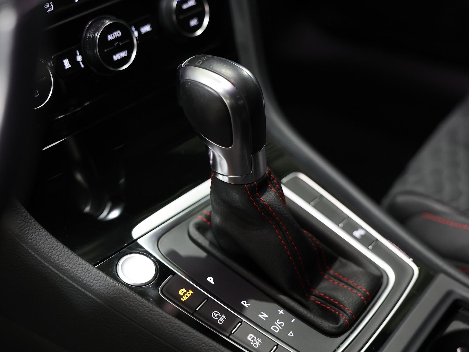 Volkswagen Golf GTI VII 2.0 TSI DSG PERFORMANCE / LED,LEDER