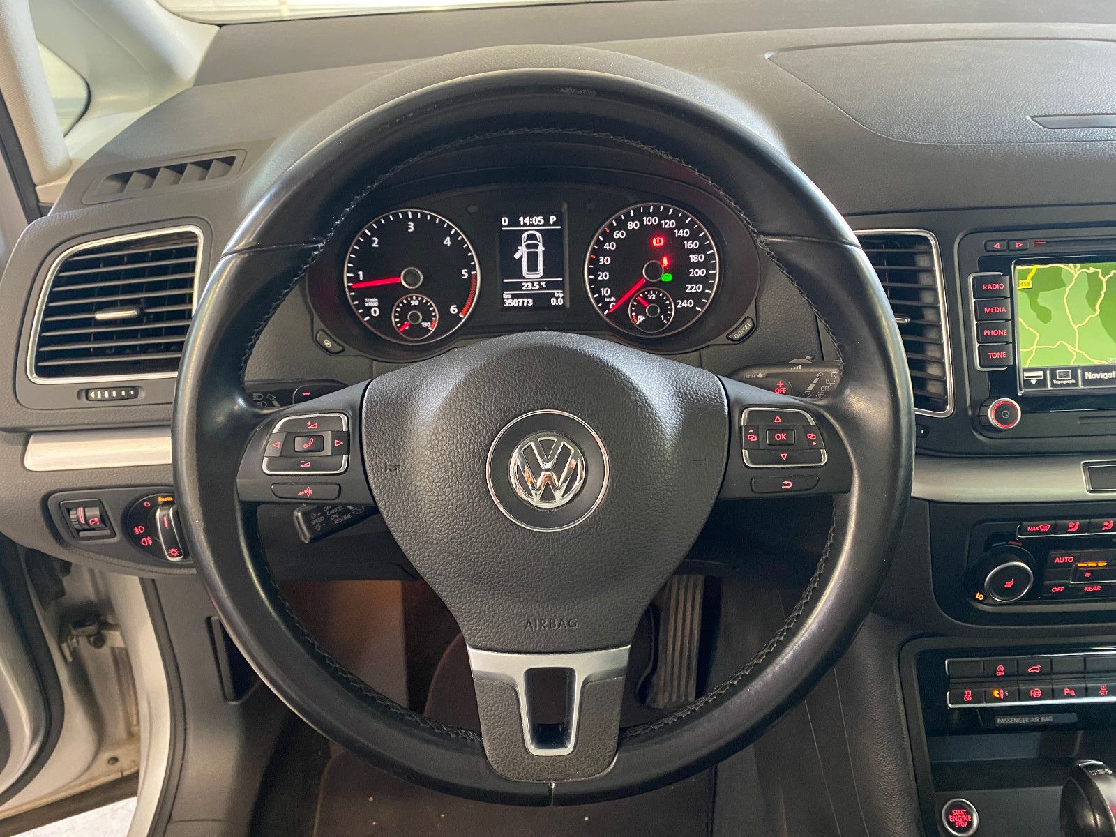 Fahrzeugabbildung Volkswagen Sharan Highline TDI DSG AHK DCC Pano Xenon Sthz