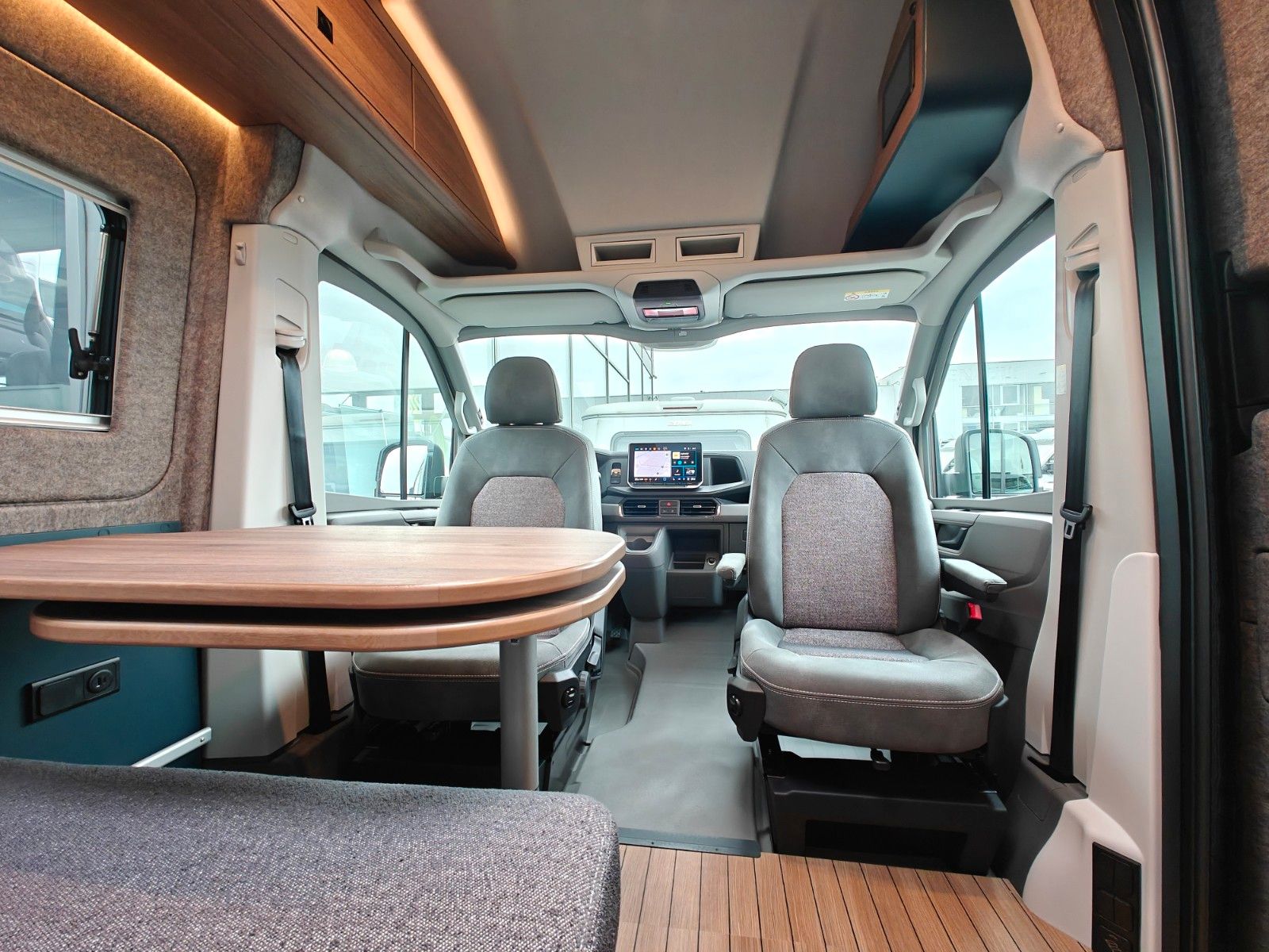 Fahrzeugabbildung HYMER / ERIBA / HYMERCAR CAR 600 - 18" A/T, Markise, AHK, VW Facelift! -