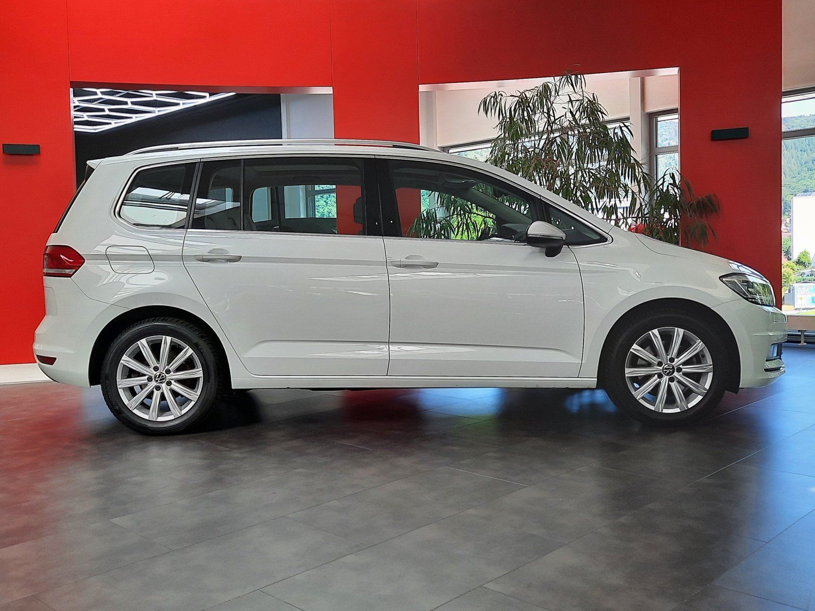 Fahrzeugabbildung Volkswagen Touran Highline TSI *AHK*Panodach*LED*PDC*Navi*