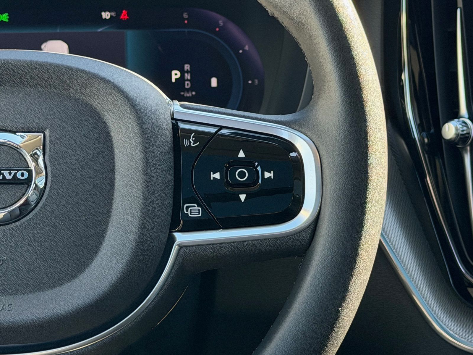 Fahrzeugabbildung Volvo XC60 B5 D Ultimate Dark AWD*STHZG*PANO*360°*ACC