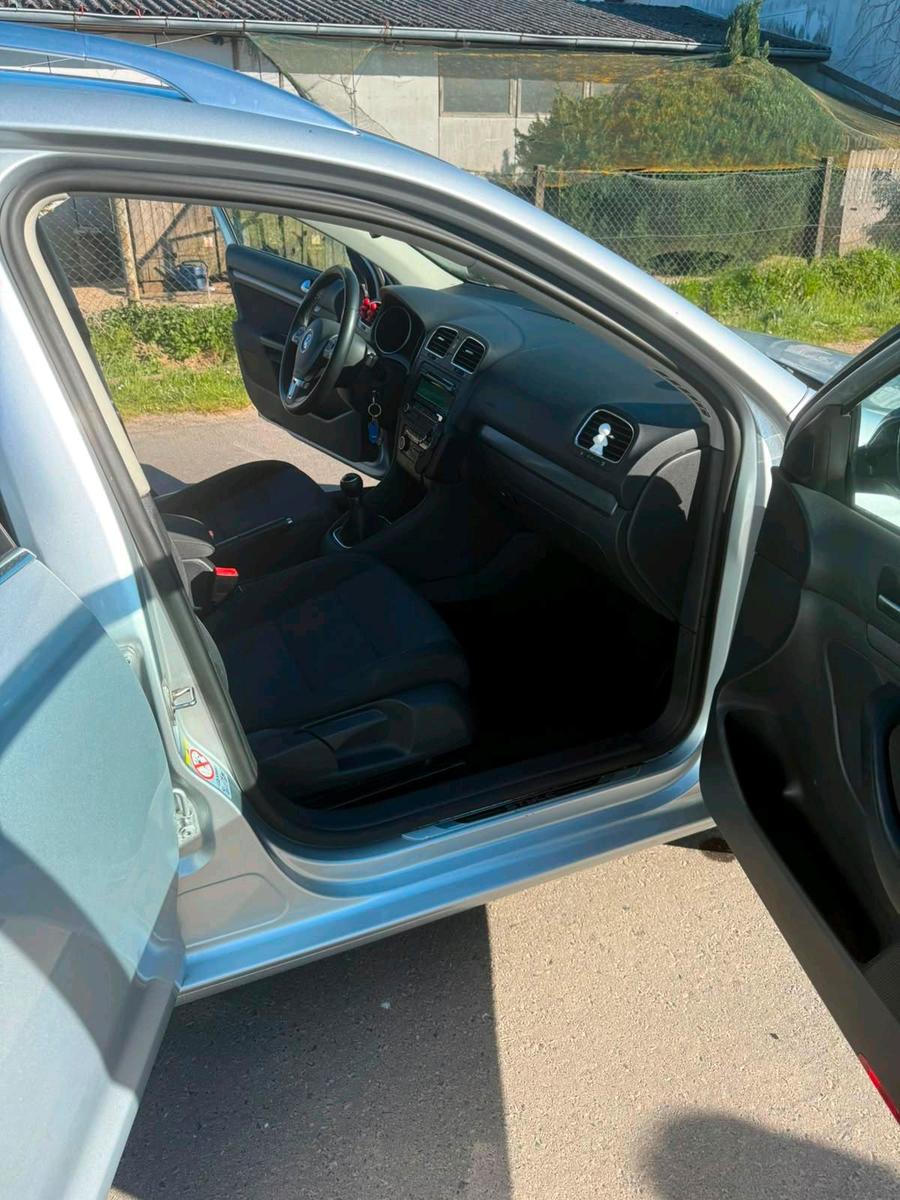 Volkswagen Golf 2012 — rear view