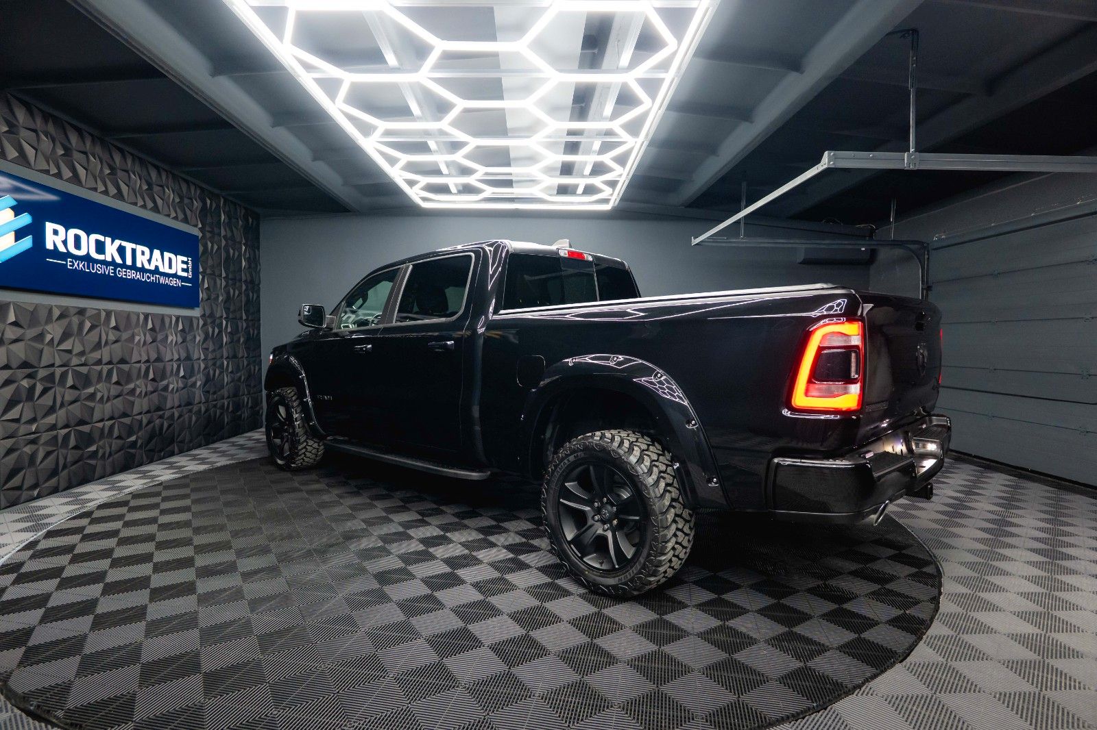 Fahrzeugabbildung Dodge RAM 5.7 V8 HEMI 4x4 BLACK EDITION Longbed 19%