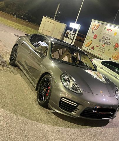 Porsche Panamera Turbo in einer Traumhafte...