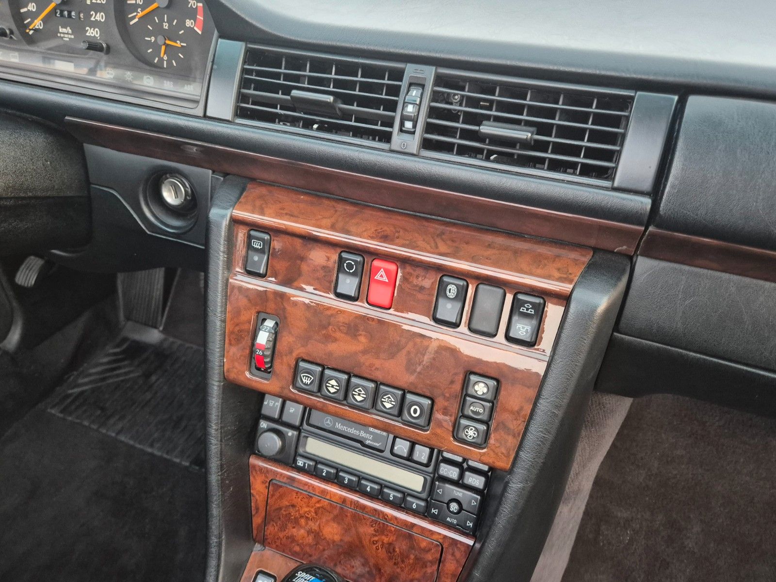 Fahrzeugabbildung Mercedes-Benz 300 CE-24 Sportline/Deutsch/Sehr viele Optionen