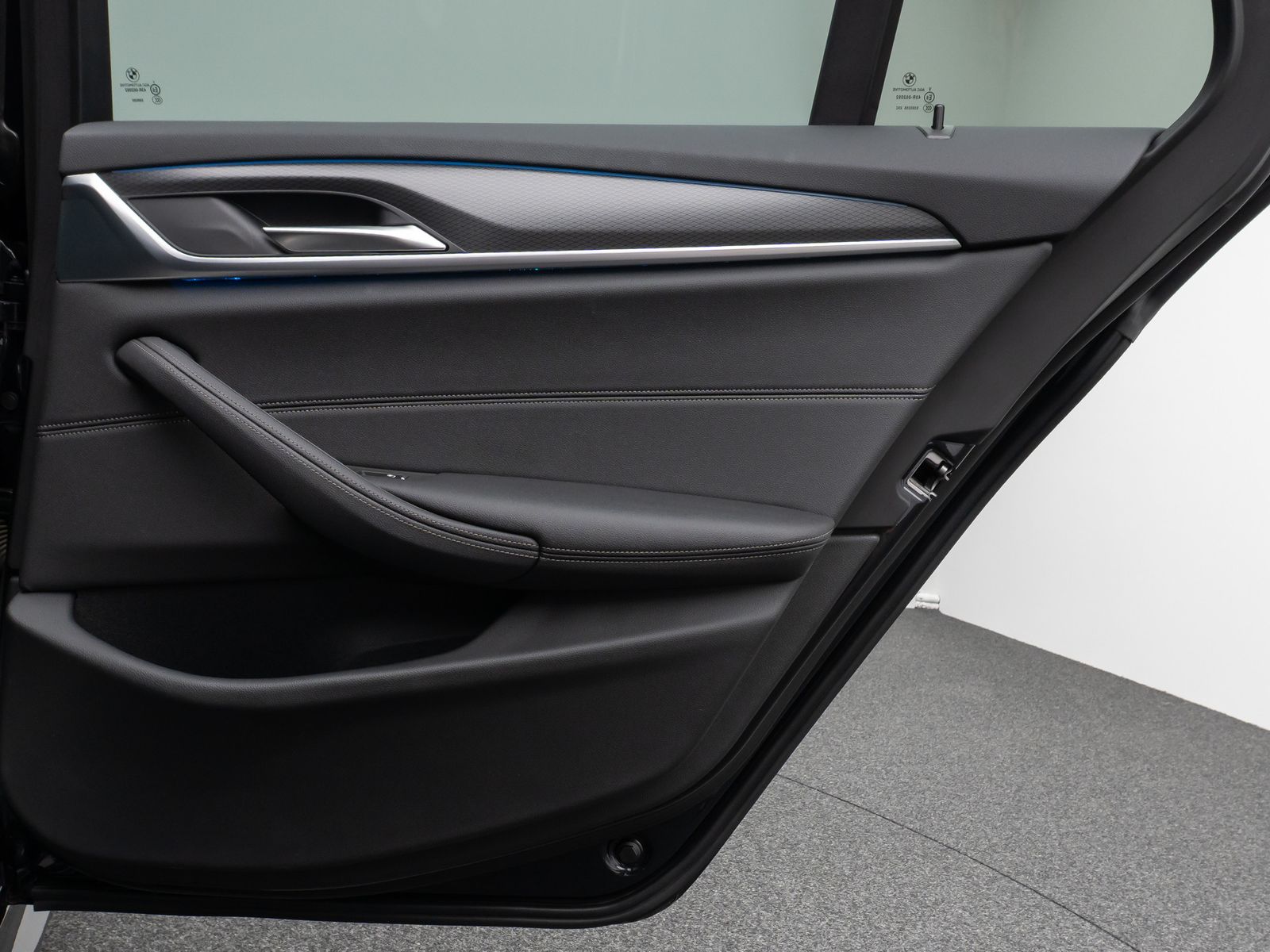 Fahrzeugabbildung BMW 530e M Sport Panorama Kamera DAB HiFi Alarm LED