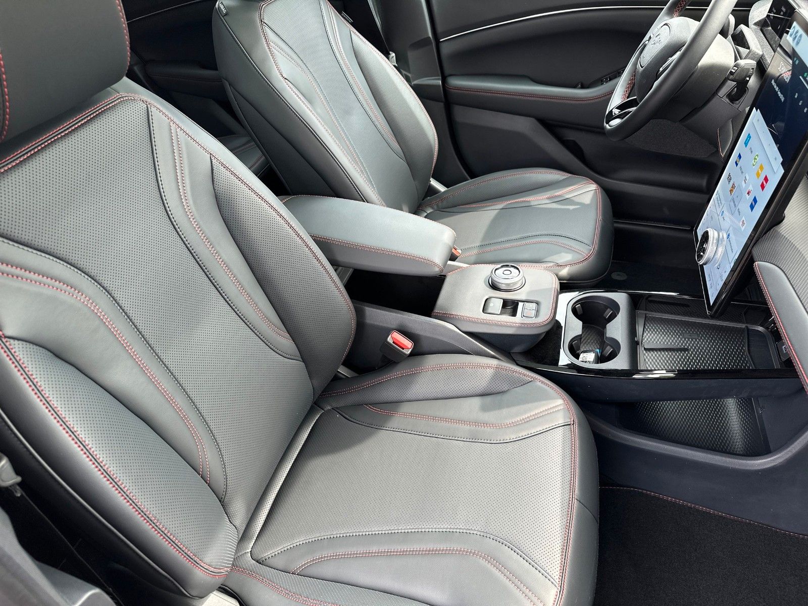 Fahrzeugabbildung Ford Mustang Mach-E Premium AWD