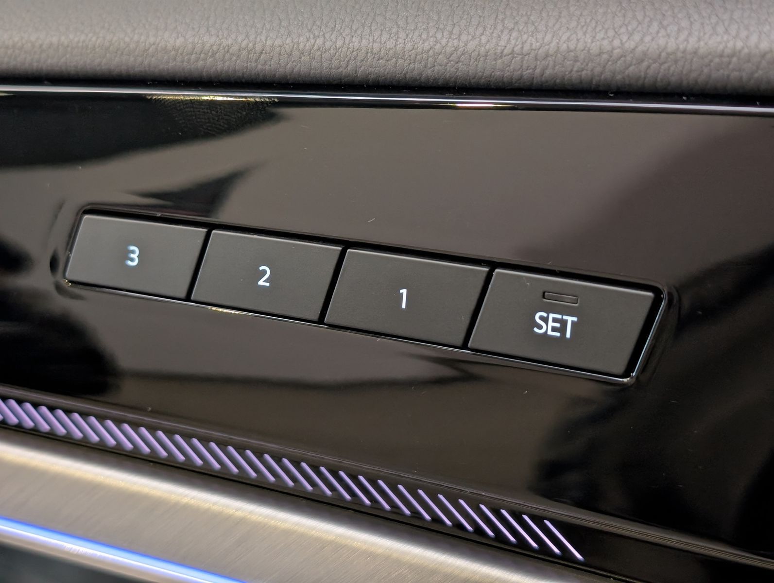 Fahrzeugabbildung Volkswagen Touareg 3.0 TDI 4M R-Line Komfort-Paket UPE 111T