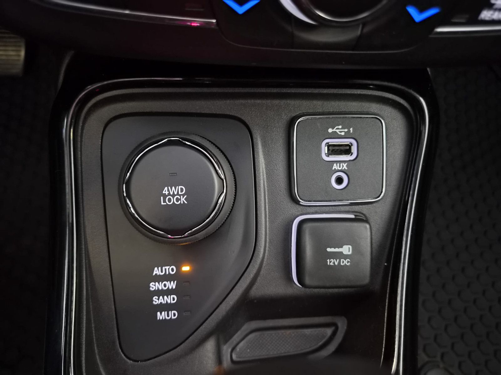Fahrzeugabbildung Jeep Compass Limited 4WD / LED / NAVI / LEDER