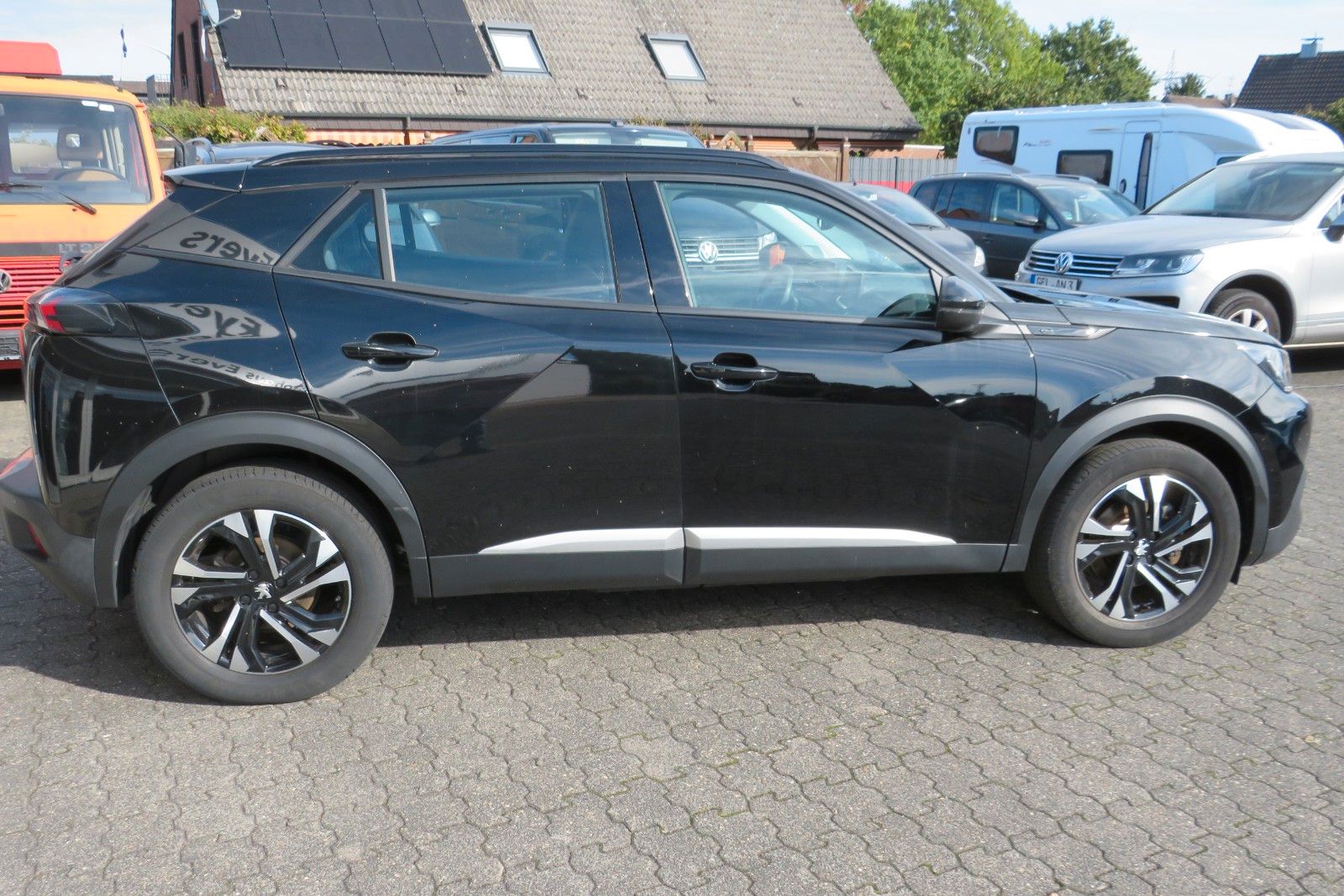 Fahrzeugabbildung Peugeot 2008 e- ALLURE NAVI APP LED SITZH. KAMERA PDC