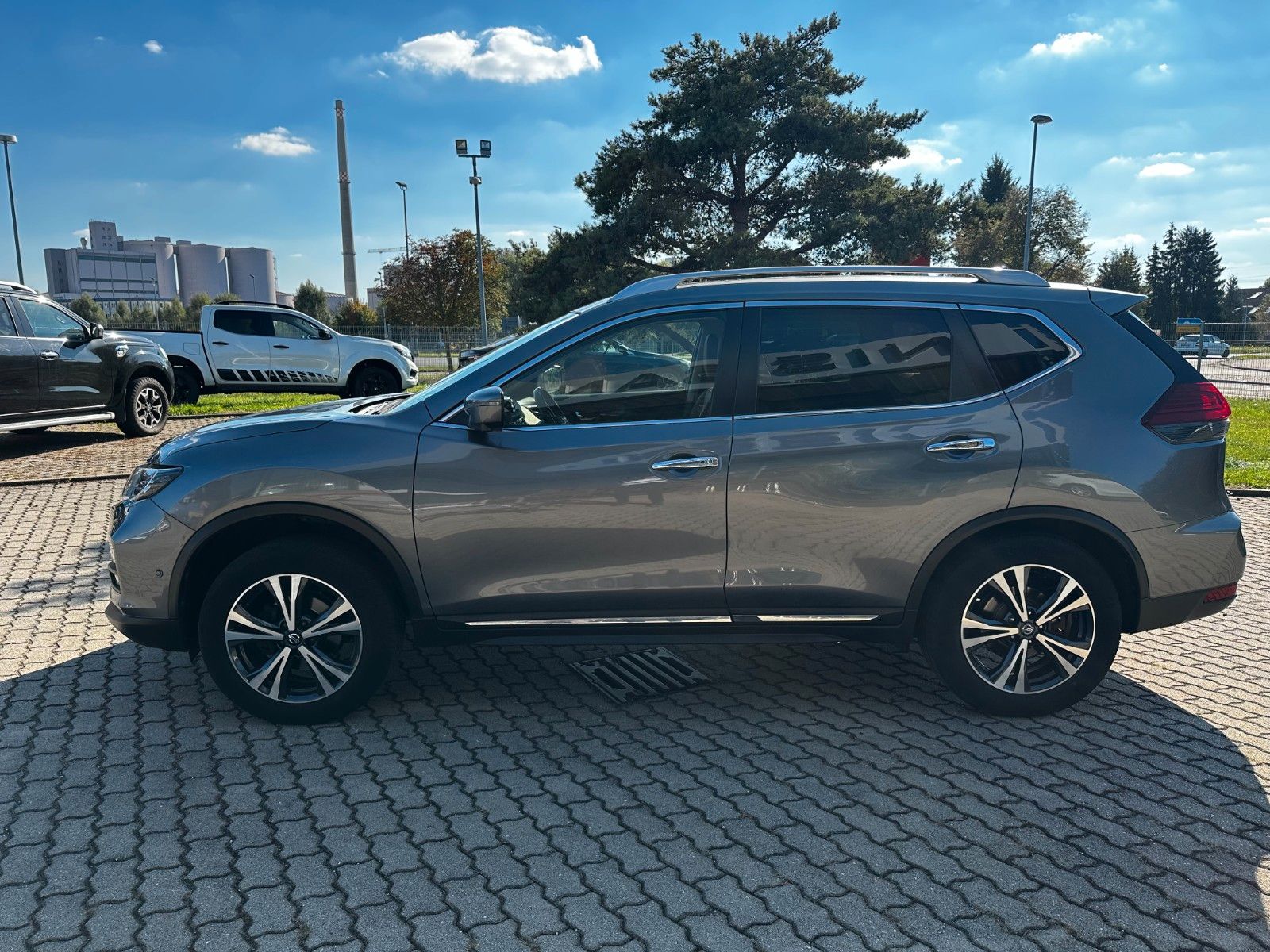 Fahrzeugabbildung Nissan X-Trail Tekna 1. Hand, TOP, Leder, HU, DS neu