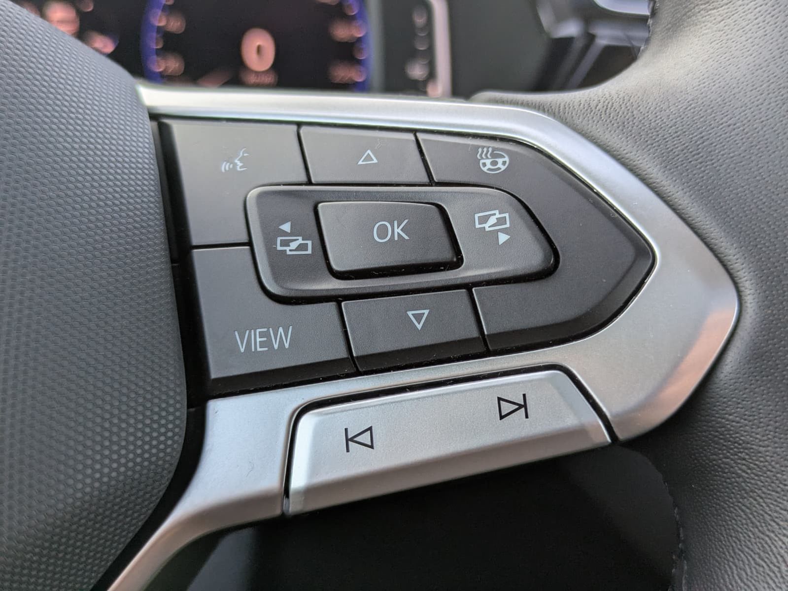 Fahrzeugabbildung Volkswagen Touran 2.0 DSG R-Line High BLACK Pano 7Si IQ AHK