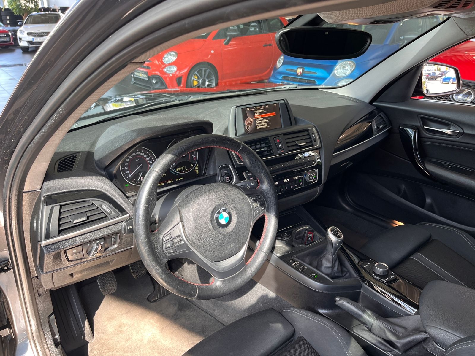 Fahrzeugabbildung BMW 118 i Sport Line KLIMA LED SHZ PDC 17"