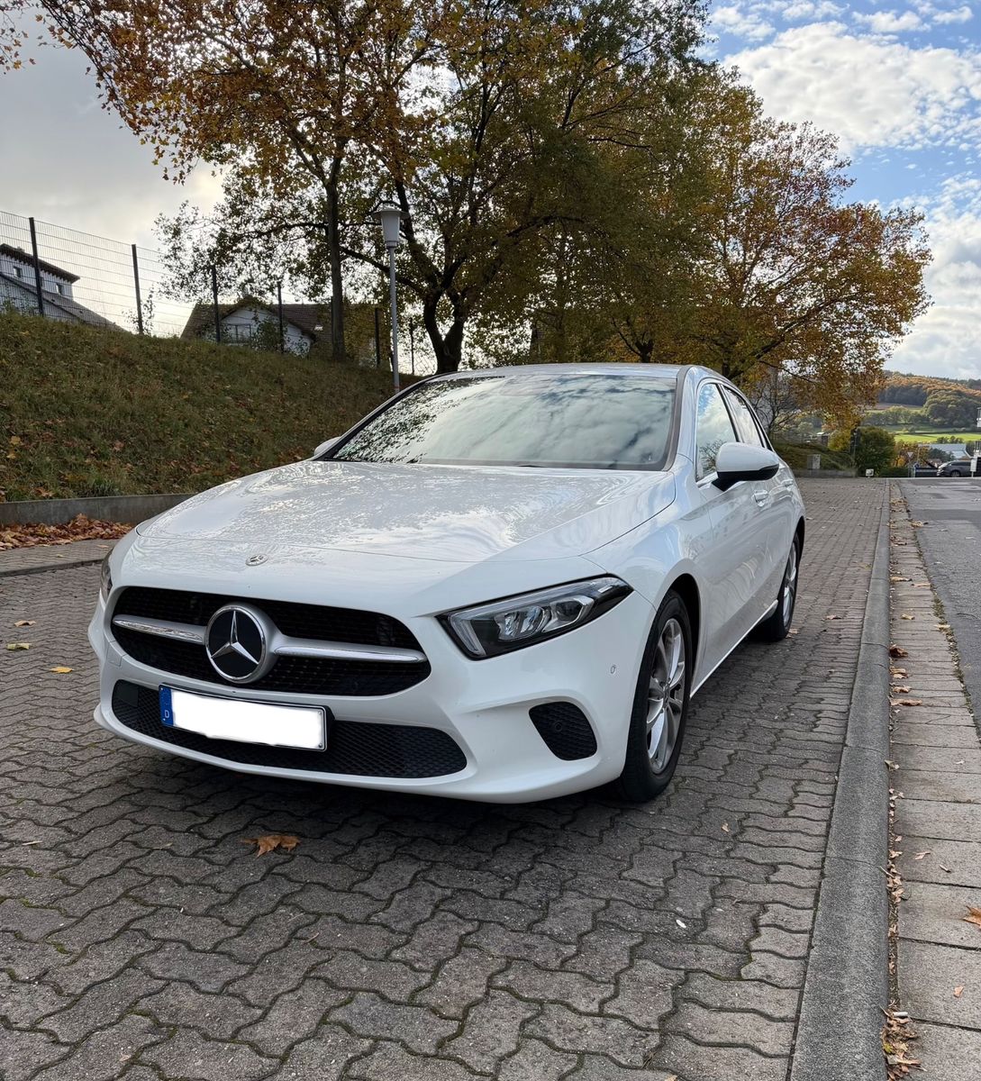 MERCEDES-BENZ A 180 d DCT - TÜV NEU 01/2028 - Vollausstattung