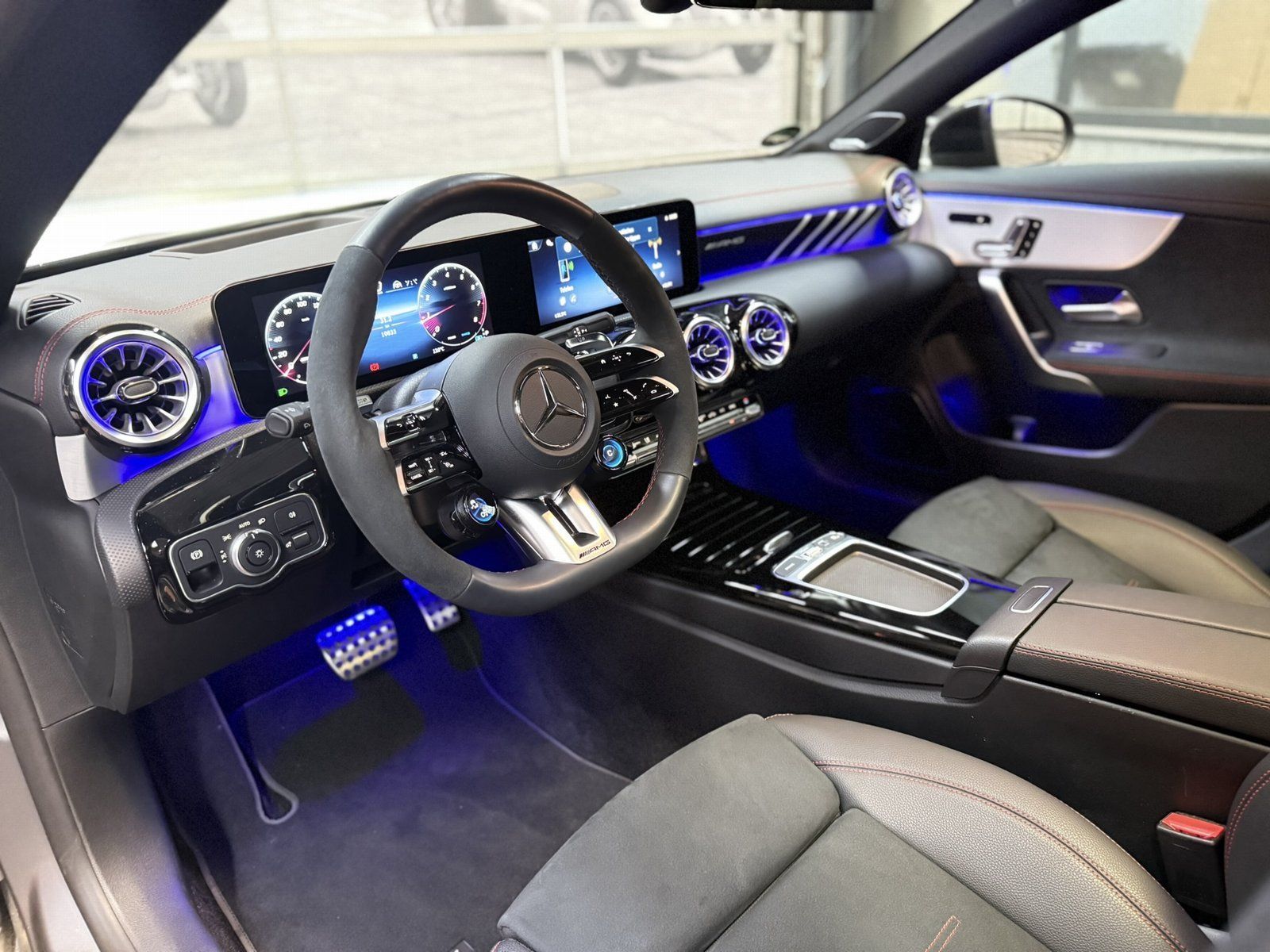 Fahrzeugabbildung Mercedes-Benz AMG CLA 35 4M*BURMESTER*PANO*FAP*HUD*360°KAMERA