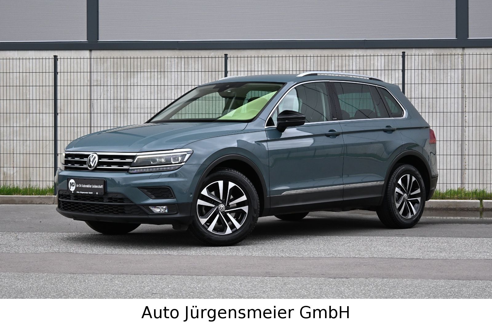 Volkswagen Tiguan - 1