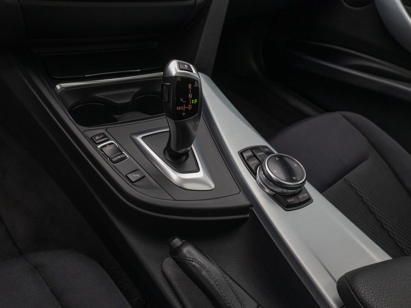 Fahrzeugabbildung BMW 320d GeschwindigReg HUD HiFi Xenon AHK Panorama