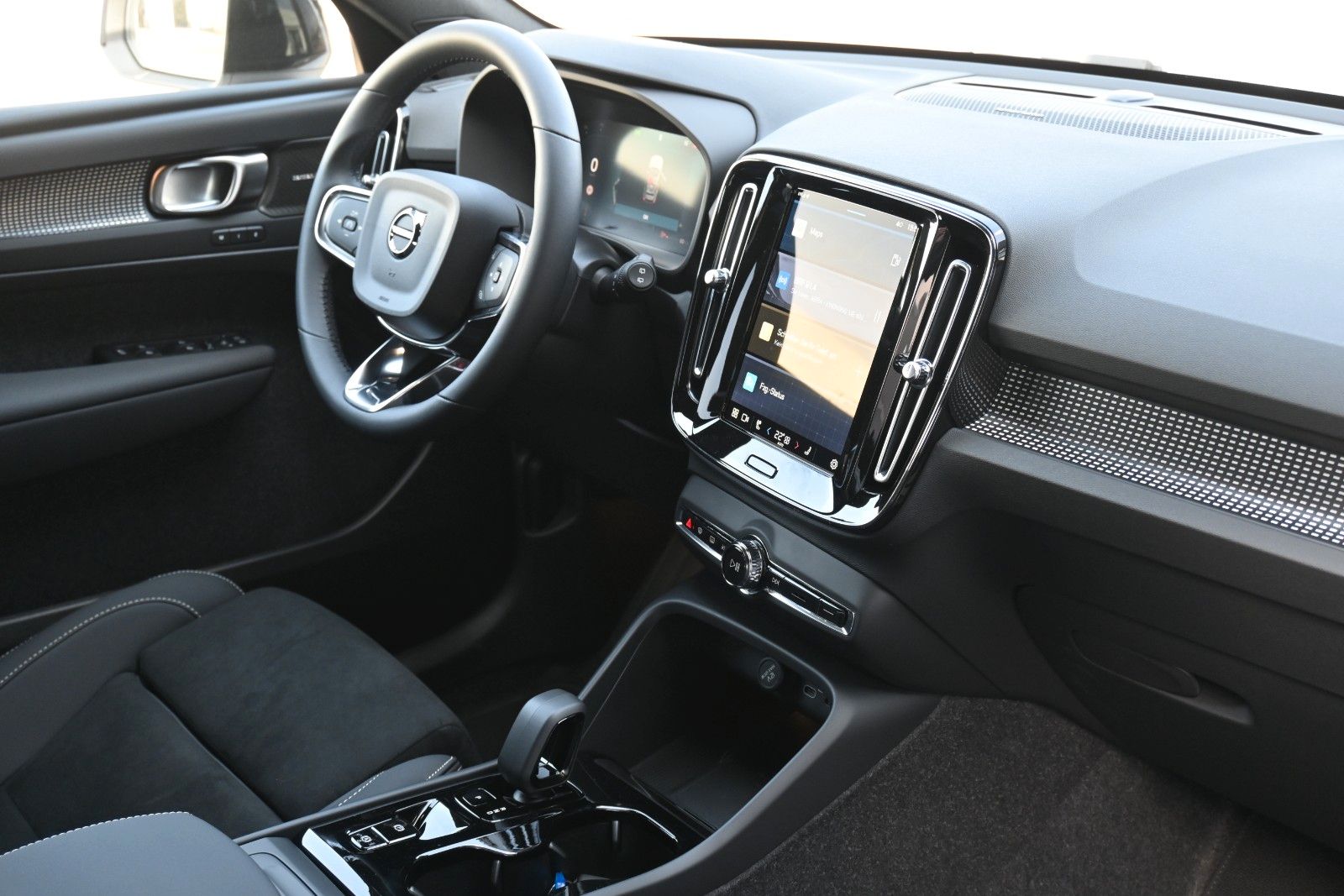Fahrzeugabbildung Volvo XC40 B3 DKG Plus Dark*H&K*FSHZG*360°*ACC*AHK