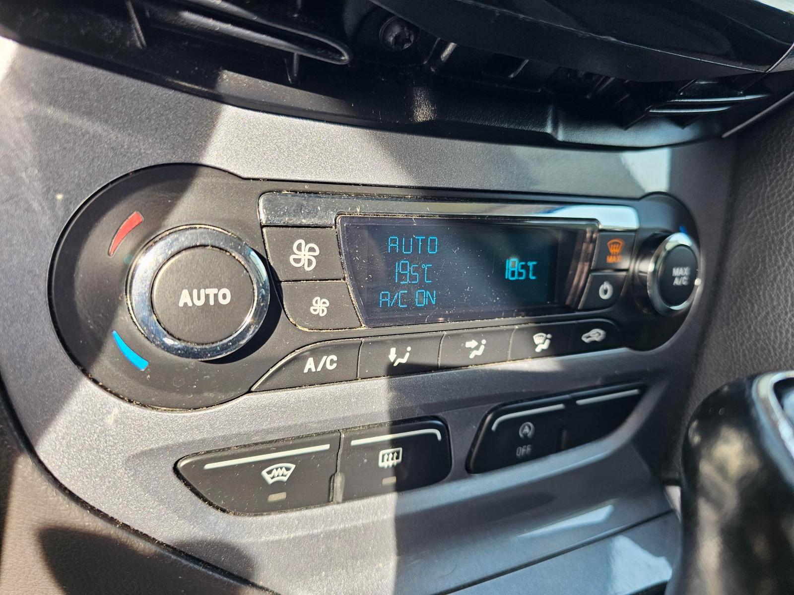 Ford Focus 2013 — photo 24