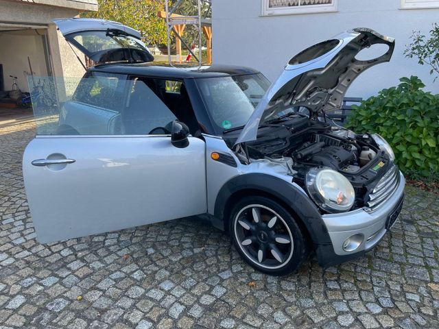 MINI Mini Cooper mit AHK