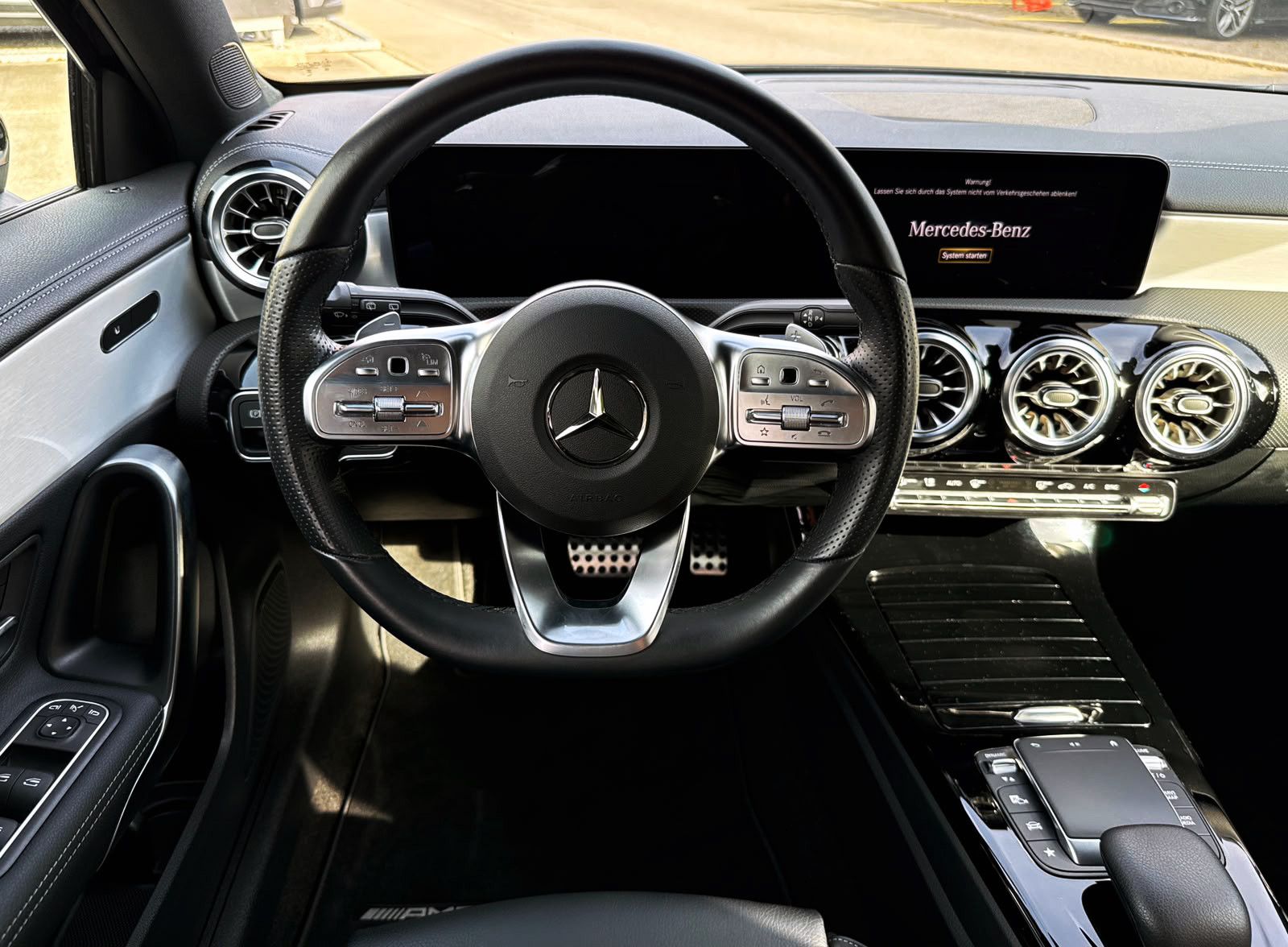 Fahrzeugabbildung Mercedes-Benz A250 4Matic Advanced AMG-Line HUD 360° ACC AMBI