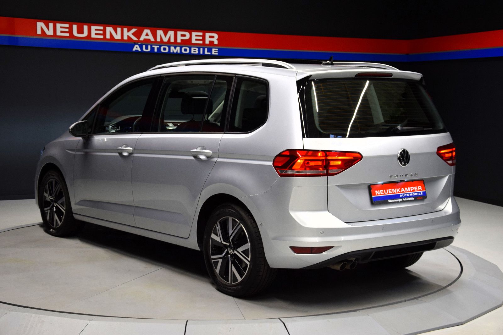 Fahrzeugabbildung Volkswagen Touran Comfortline DSG EasyOpen 7-Sitze ACC Pano