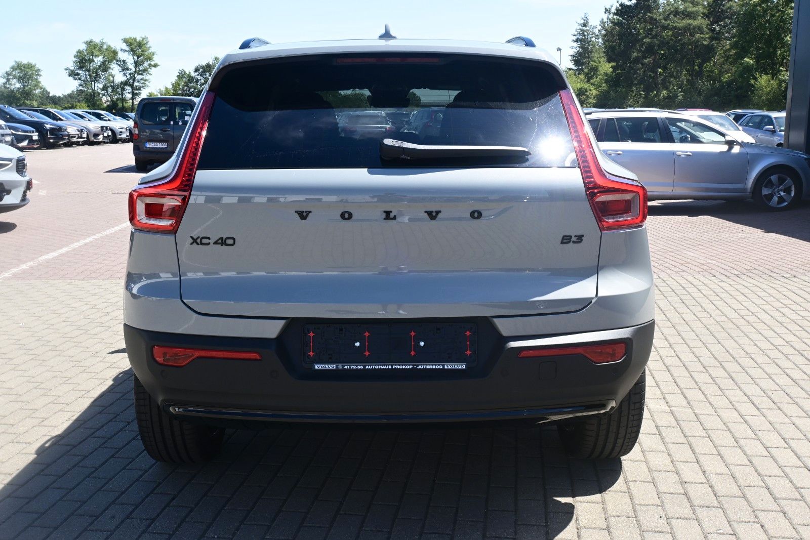 Fahrzeugabbildung Volvo XC40 B3 DKG Plus Black Edition*STDHZG*360°*ACC*