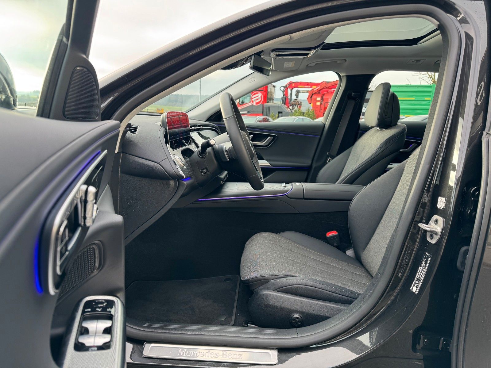 Fahrzeugabbildung Mercedes-Benz E 300de Avantgarde+Pano+AHK+DistrPro+Digital+360