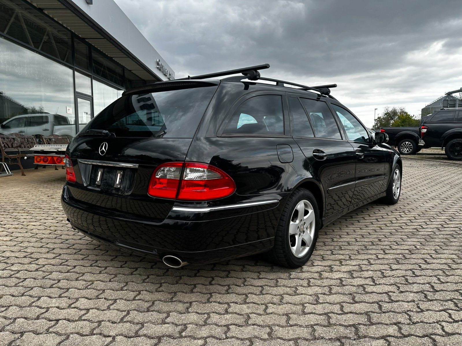 Fahrzeugabbildung Mercedes-Benz T-Modell E 230 Autom. / Navi / Luftfahrwerk