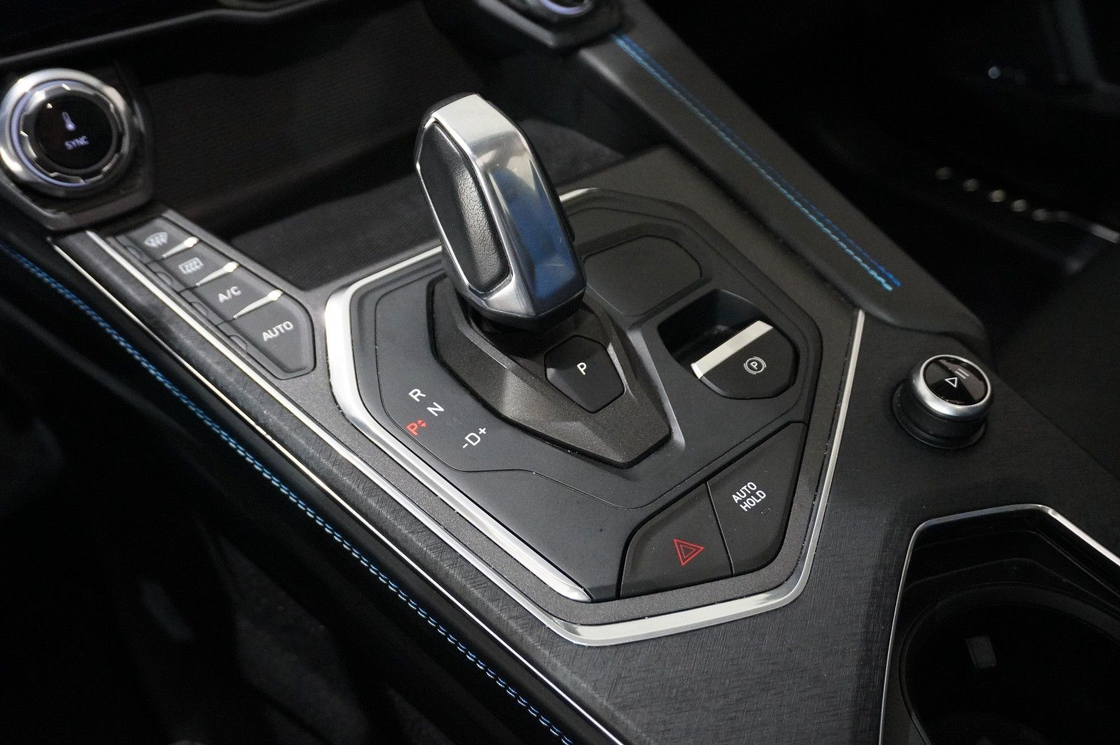Fahrzeugabbildung Lynk&Co 01 1.5T HEV HYBRID NAVI/LED/SPORT/VIRT./PANO/DAB