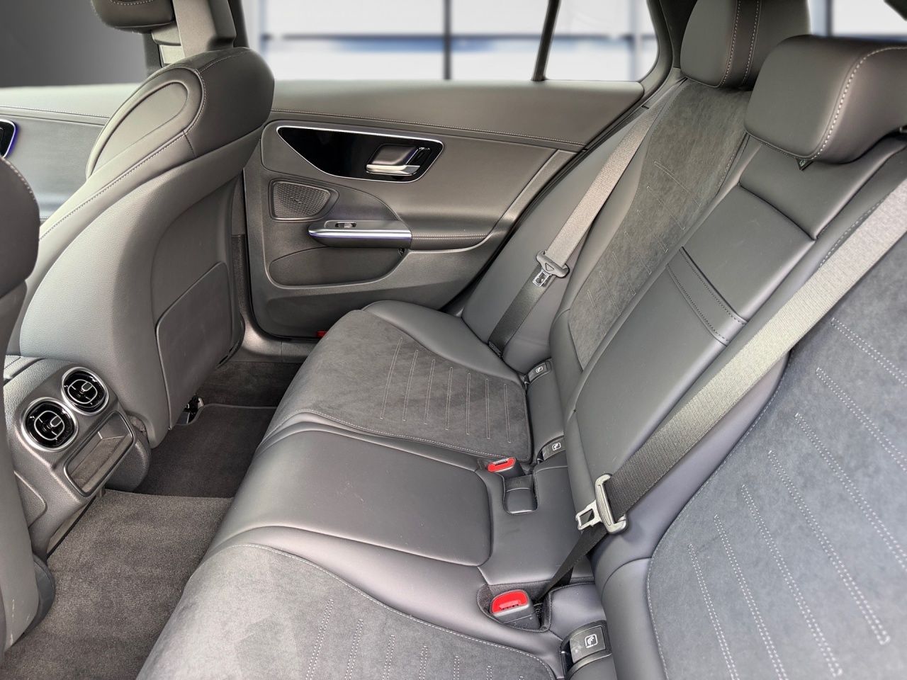 Fahrzeugabbildung Mercedes-Benz C 300 de T AMG PREM+AHK+DIG.LIGHT+DISTR+360+KEY