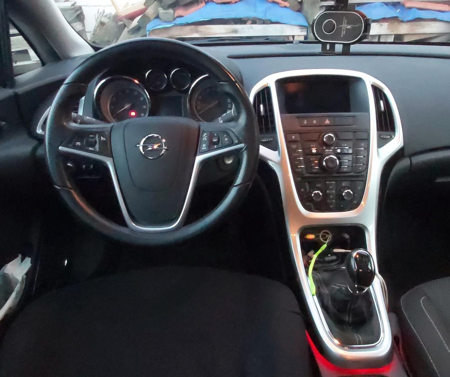 Opel Astra 2011 — interior